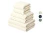 Pile de serviettes de bain blanches texturées à rayures avec échantillons de couleurs.