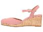 Sandales compensées roses avec semelle en liège et bride à la cheville.