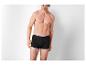 Un homme portant des boxers noirs