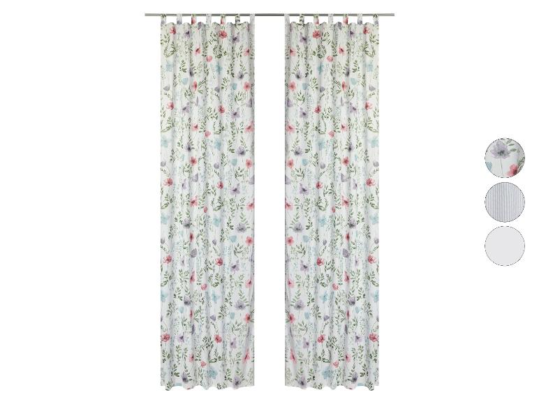 Deux rideaux avec un motif floral.