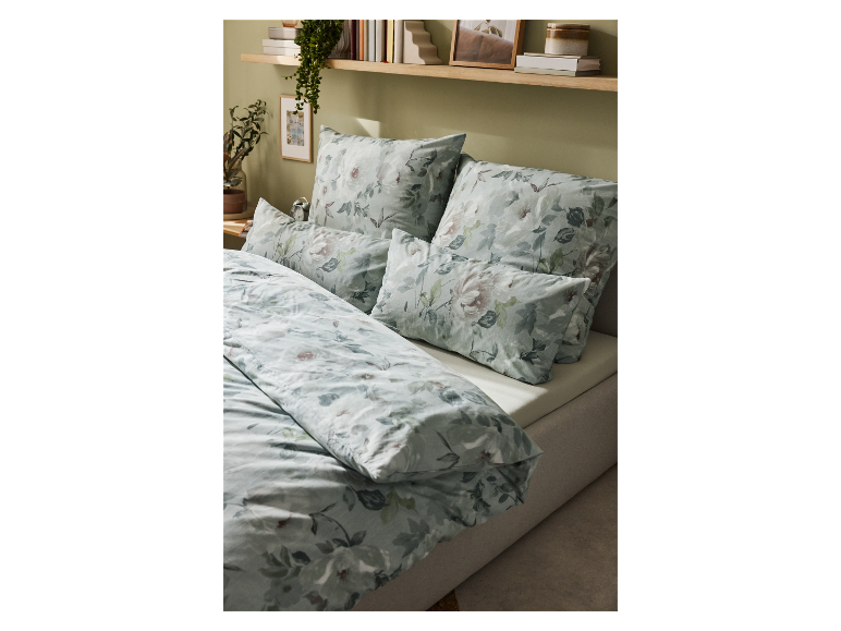 Parure de lit fleurie sur un lit.
