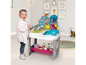 Un enfant joue au vétérinaire avec un ensemble de jeu de vétérinaire.