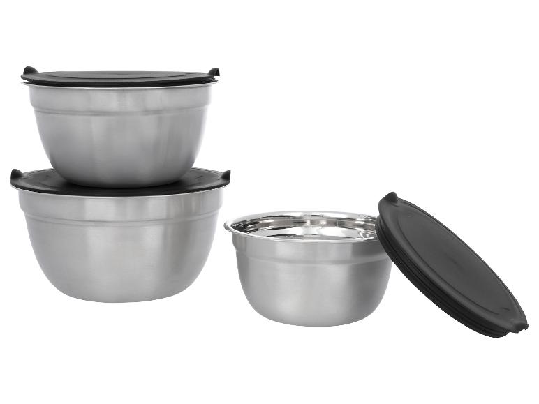 Ensemble de bols mélangeurs en acier inoxydable avec couvercles noirs, sur fond blanc