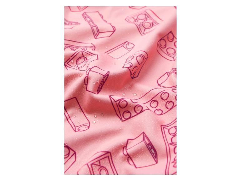 Tissu rose avec un motif de caméras et de blocs de jouets, avec des gouttelettes d'eau.