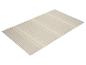Tapis beige à rayures grises.