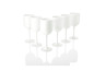 Six verres à vin blancs sur un fond blanc.