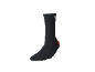 Chaussette de sport mi-haute noire avec talon rouge sur fond noir.