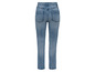 Un jean bleu pour femme.