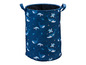 Un panier à linge bleu avec un motif d'animaux marins comme des baleines et des tortues.