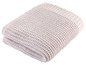 Une couverture moelleuse en tricot de couleur claire.