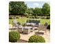 Ensemble de mobilier de jardin en rotin avec canapé, fauteuils, table et poufs sur une terrasse.