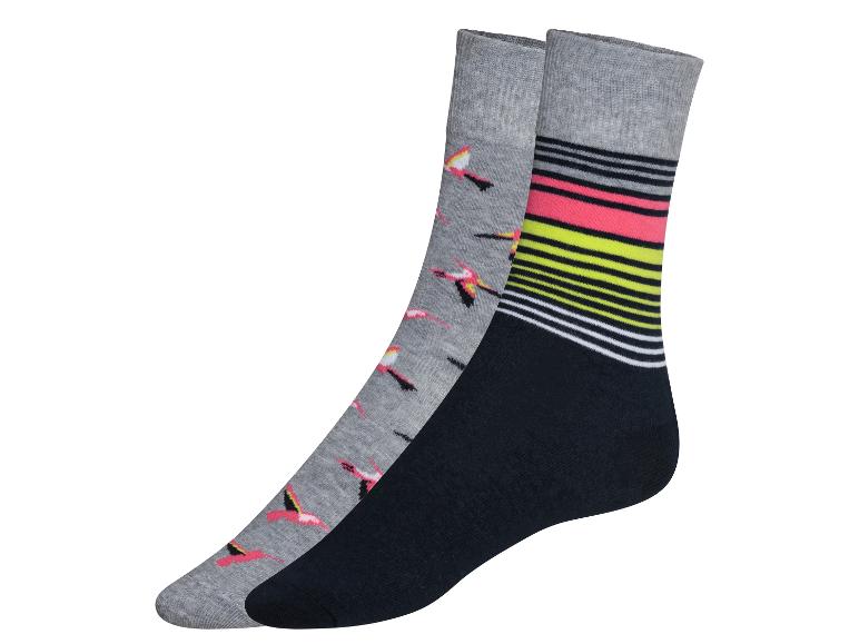 Deux paires de chaussettes, l'une à rayures et l'autre avec des oiseaux roses.