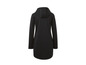 Une veste softshell noire à capuche.