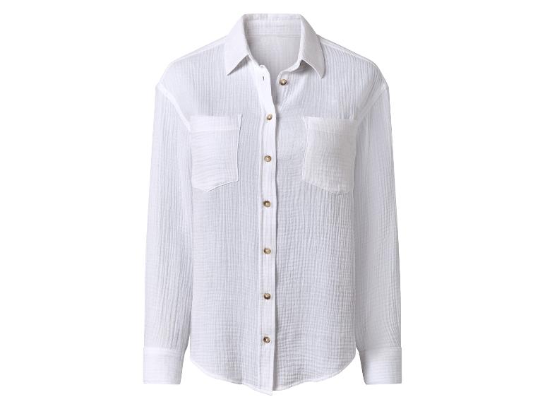 Chemise blanche à manches longues avec poches.