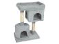 Un griffoir pour chat gris avec deux plateformes et un poteau à griffer.