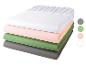 Draps-housses empilés : blanc, rose, vert, gris.