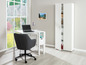 Un placard blanc avec un bureau, une chaise et un ordinateur portable.