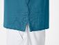 Polo bleu turquoise et pantalon blanc.