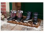 Des bottes d'hiver bleu marine et violettes sur un paillasson