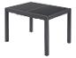 Table de jardin avec cadre gris foncé et plateau en verre trempé.