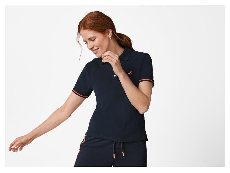 Polo et pantalon de survêtement noirs; style décontracté.