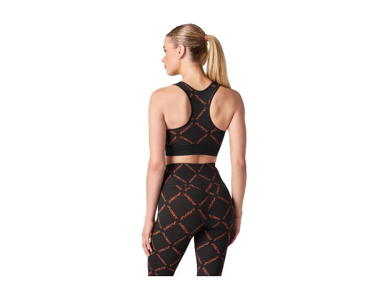Femme en brassière de sport noire et leggings à motif orange, vue de dos.