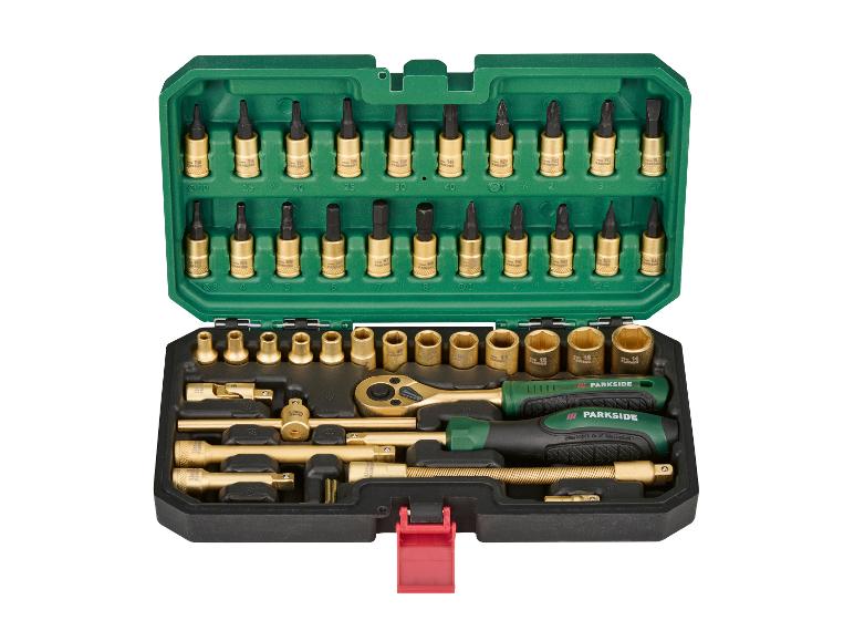 Un ensemble d'outils de 69 pièces avec des embouts, des douilles et des clés à cliquet dans un étui vert et noir.