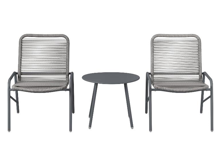 Deux chaises d'extérieur grises tressées en corde et une table ronde assortie.