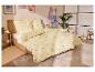 Chambre avec un lit et une parure de lit rayée jaune et blanc avec un motif de citrons.