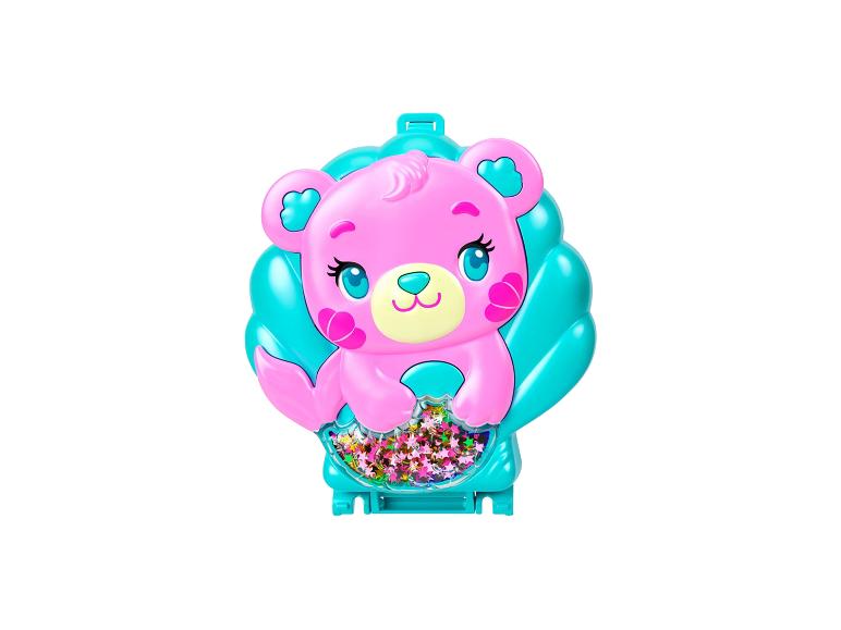 Ours en peluche rose avec des paillettes colorées en forme d'étoiles sur fond blanc.