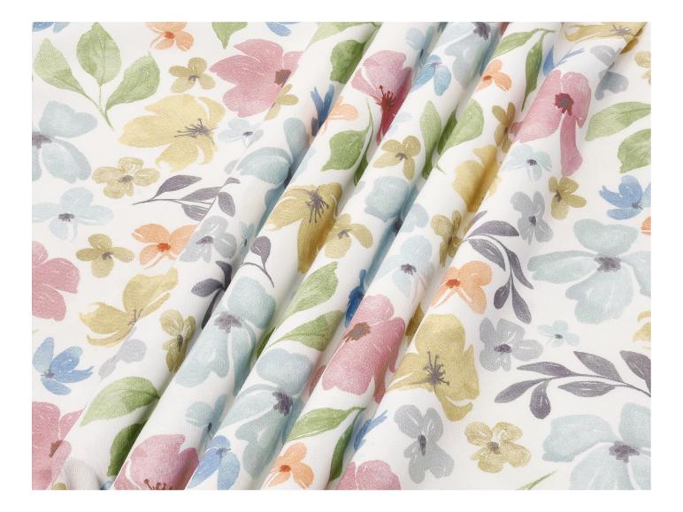 Tissu blanc avec un motif floral aquarelle dans des tons pastel de rose, bleu, jaune et vert.