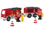 Un camion de pompiers avec deux pompiers et des cônes.