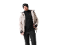 Homme en veste de ski beige, polaire noire et pantalon de ski avec masque et bonnet