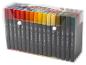 Une boîte en plastique transparent remplie de marqueurs de couleur, organisés par couleur.