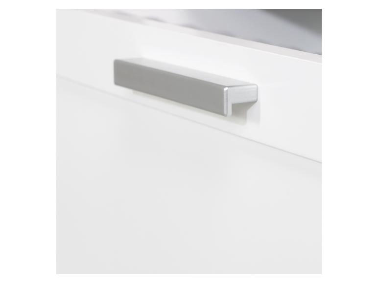 Gros plan d'une armoire blanche avec une poignée argentée.