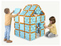 Deux enfants construisent une maison avec des blocs bleus et orange.