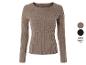 Un pull marron à manches longues côtelé
