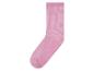 Une chaussette rose avec une texture côtelée.