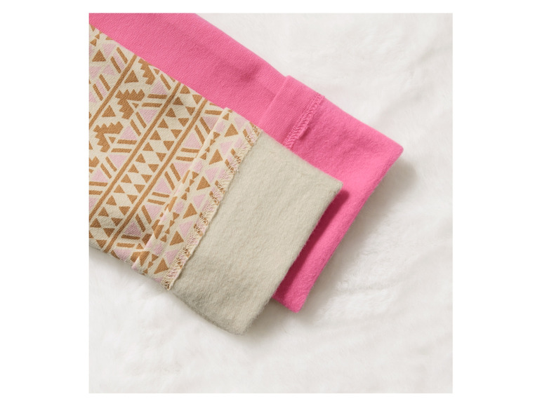 Un sweat-shirt rose et beige avec un motif géométrique.
