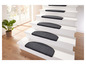 Tapis d'escalier gris foncé sur des marches blanches.