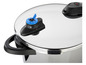 Une cocotte-minute en acier inoxydable avec une poignée noire et un régulateur de pression bleu.