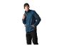 Homme en veste polaire bleue, pantalon noir et bonnet, avec un sac à dos sur l'épaule.