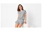 Femme en pyjama gris à manches courtes avec short rayé et imprimé cœur 'LAZY DAY'.