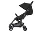 Une poussette Maxi-Cosi noire, pliée et prête à voyager.
