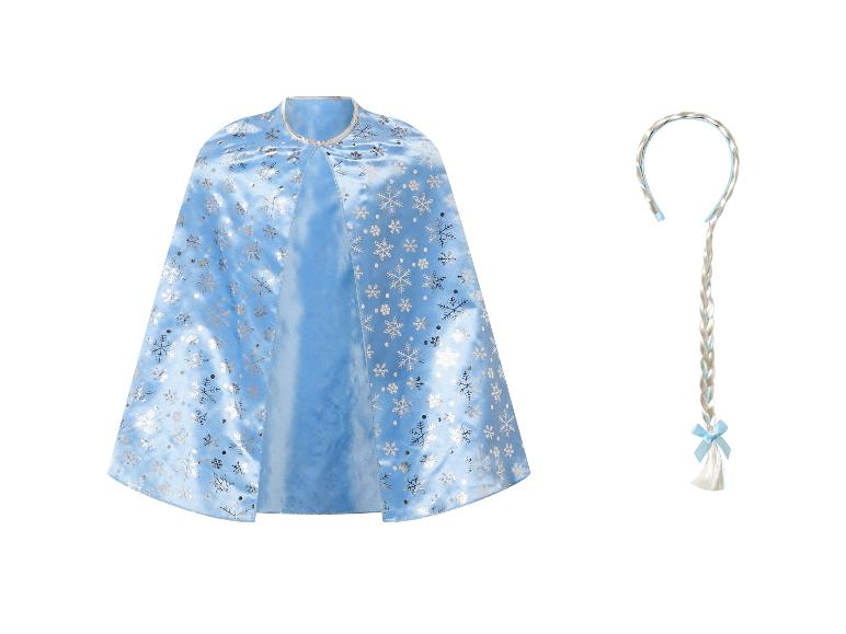 Cape en satin bleu avec flocons de neige argentés et tresse blonde avec nœud bleu.