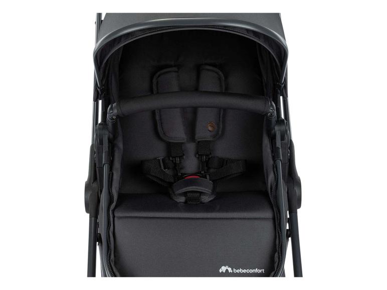 Poussette noire avec harnais de sécurité et barre de protection