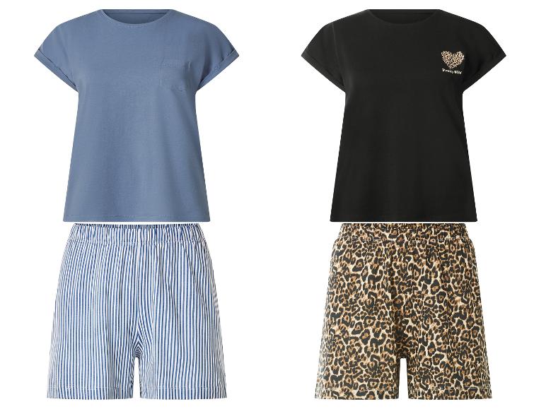 Deux ensembles de pyjama: haut bleu avec short rayé, haut noir avec short imprimé léopard.