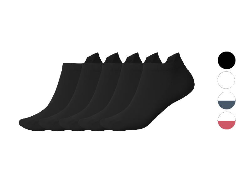 Cinq chaussettes noires avec options de couleur : noir, blanc, gris et rouge.