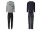 Deux ensembles de pyjama pour hommes : un gris avec imprimé voilier et pantalon noir, et un bleu marine avec motif et pantalon.