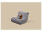 Fauteuil de sol gris avec un ours en peluche marron assis dessus.